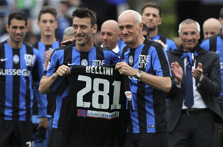 Bellini omaggiato dal presidente Percassi con la maglia che celebra le 281 presenze con l&#39;Atalanta. GETTY